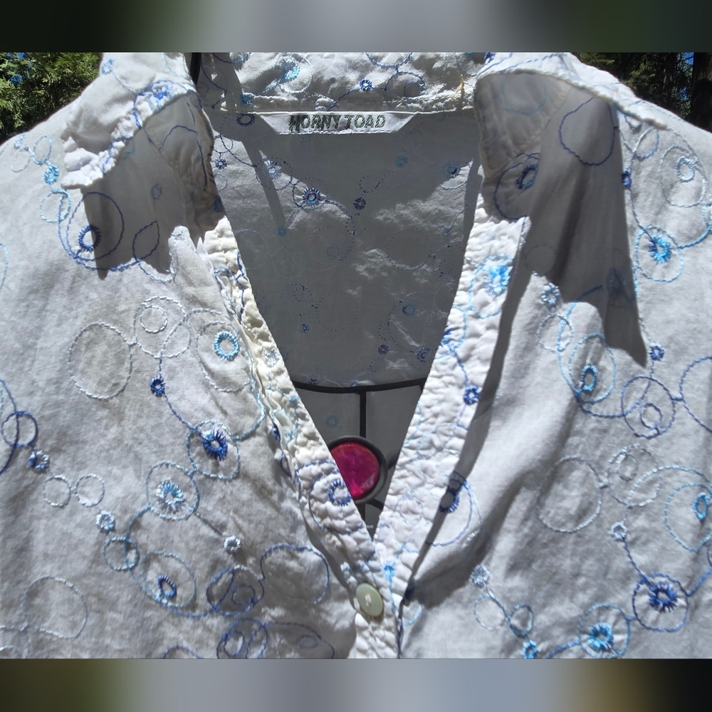 Horny Toad White & Blue Button Down Embroidered Shirt SzM - Picture 3 of 10